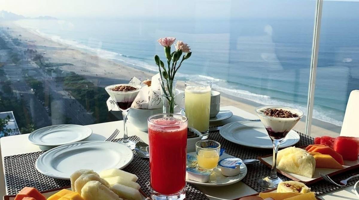 Cardápio de Brunch de Dia dos Namorados mesa posta Cardápio de Brunch de Dia dos Namorados mesa posta