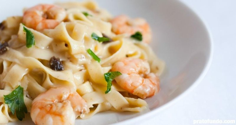 Macarrão com molho branco Macarrão com molho branco