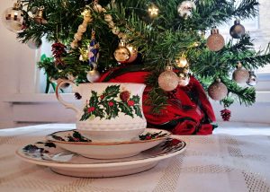 Arvorezinha de Natal decorada sobre a mesa