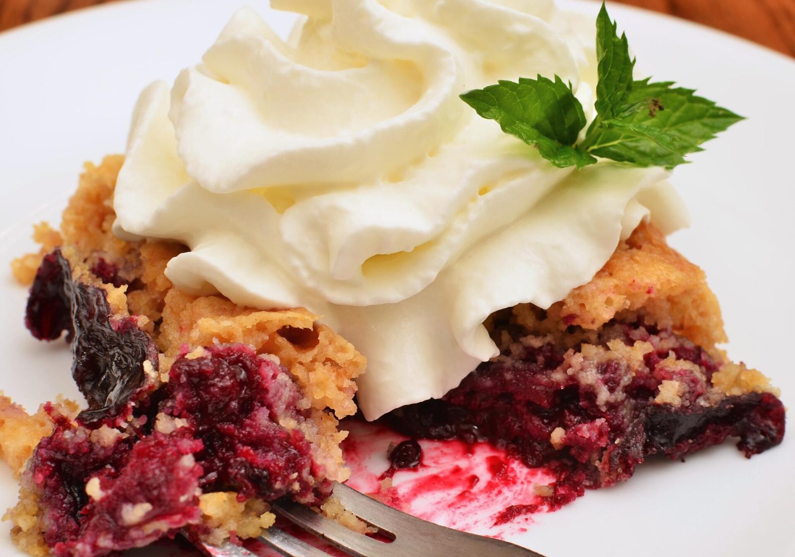 Bolo de 70 anos feminino com chantilly: ideias, sabores e cobertura