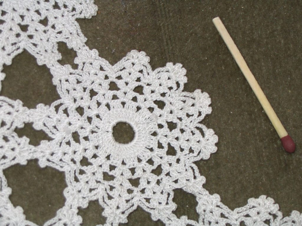 Toalha de crochê branca com pontos rendados