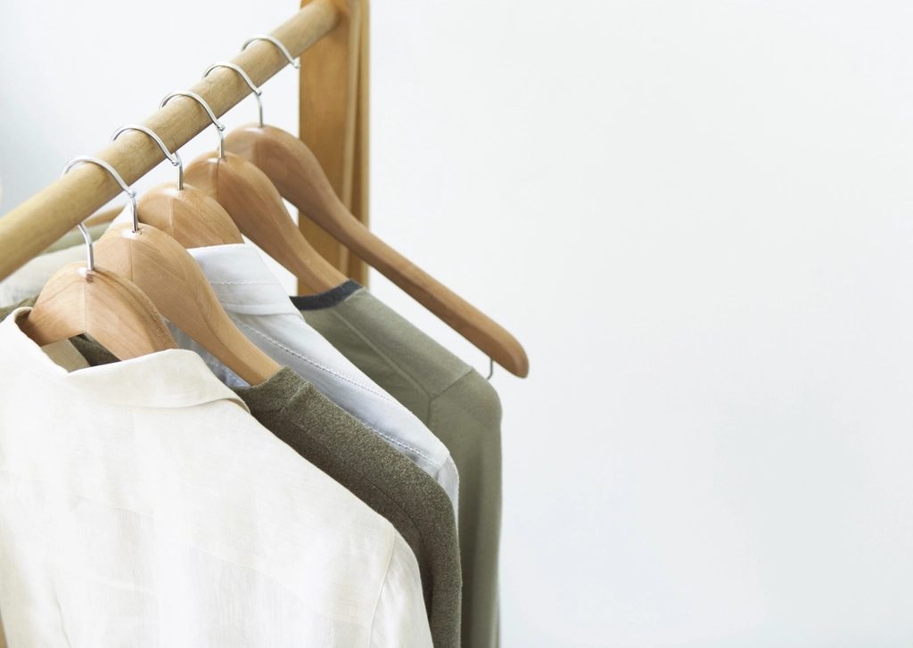 Roupas penduradas em cabides numa arara