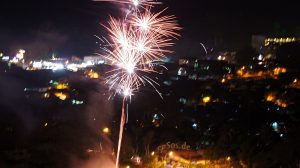Fogos de artifício coloridos sobre a cidade à noite