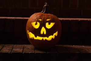 Abóbora de Halloween esculpida com rosto e iluminada por dentro