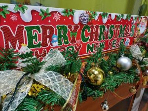 Decoração de Natal com faixa Merry Christmas, bolas e galhos
