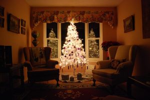 Sala decorada para o Natal com árvore branca iluminada