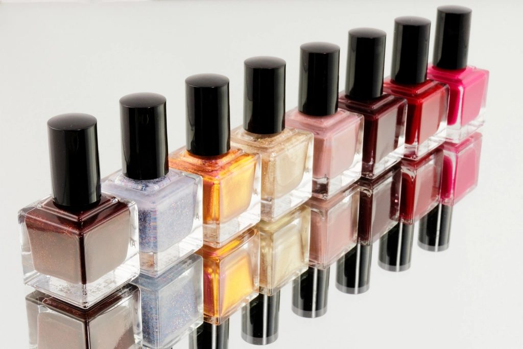 Fileira de vidros de esmalte coloridos