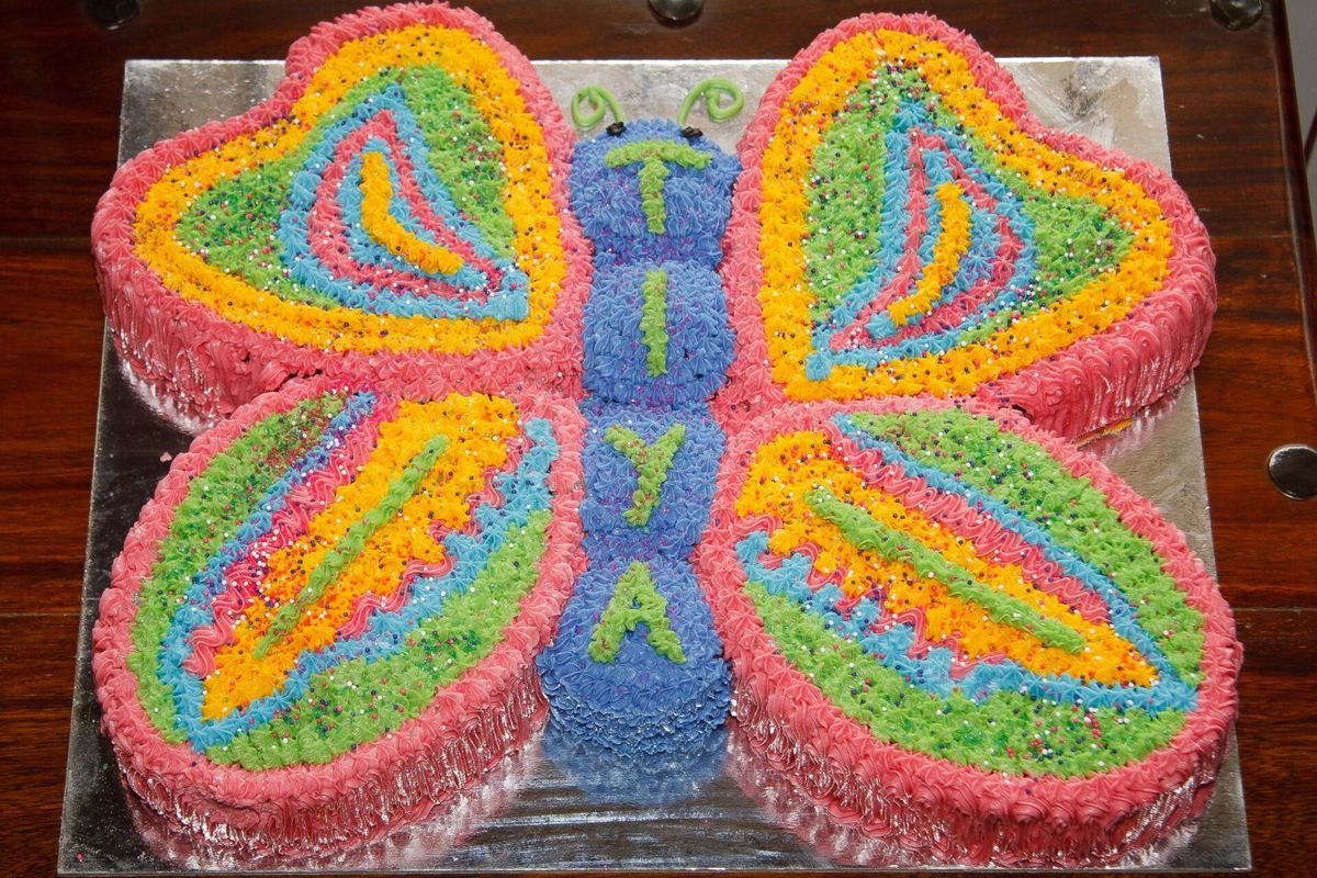 Bolo de aniversário infantil em formato de borboleta colorida