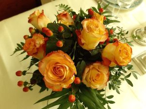 Buquê de rosas laranja e amarelas para presentear a mãe no aniversário
