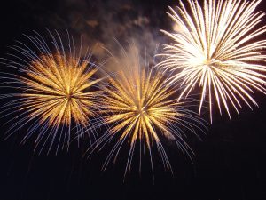 Fogos de artifício dourados explodindo no céu na virada do Ano Novo