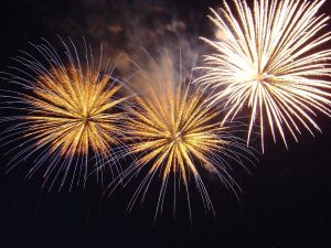 Fogos de artifício dourados explodindo no céu na virada do Ano Novo