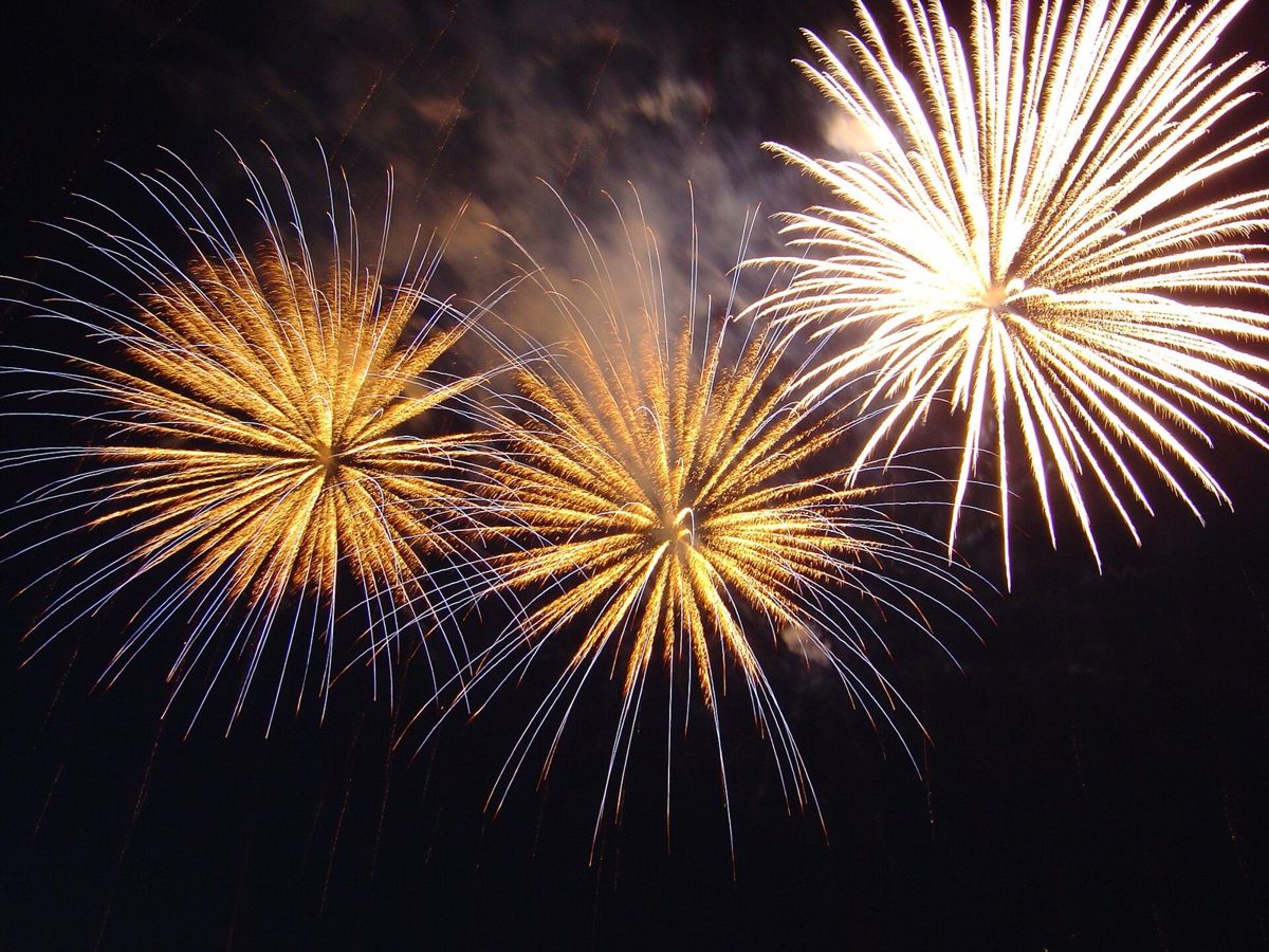 Fogos de artifício dourados explodindo no céu na virada do Ano Novo