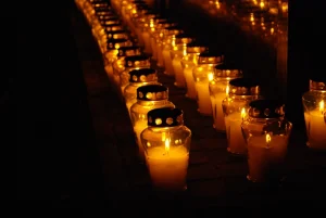 Velas acesas enfileiradas em homenagem aos falecidos