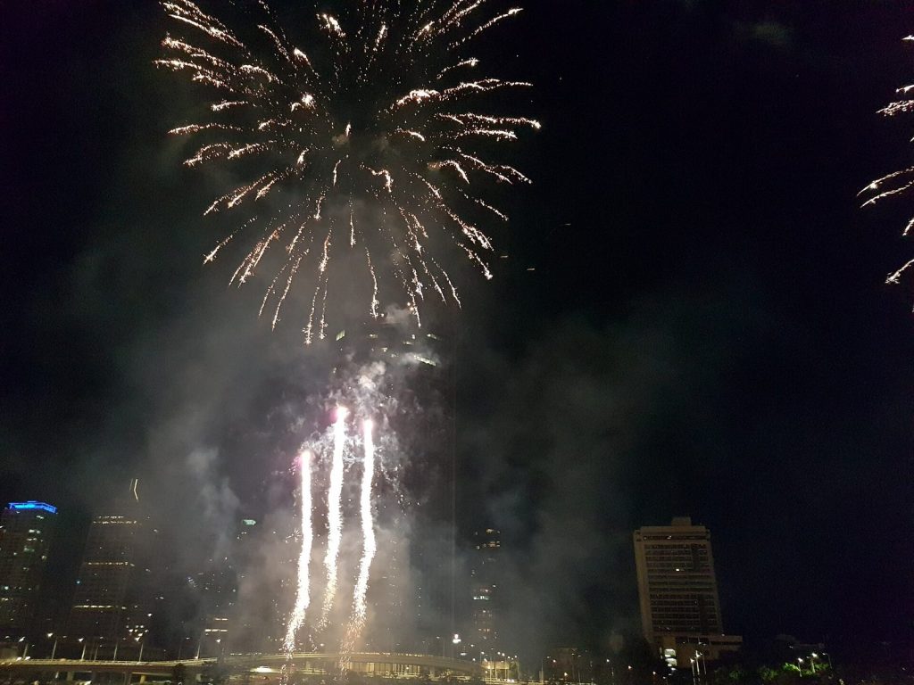 Fogos de artifício no céu da cidade à noite