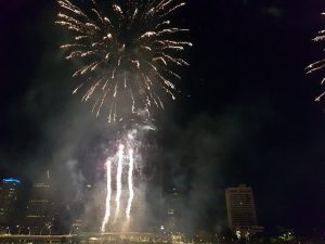 Fogos de artifício no céu da cidade à noite