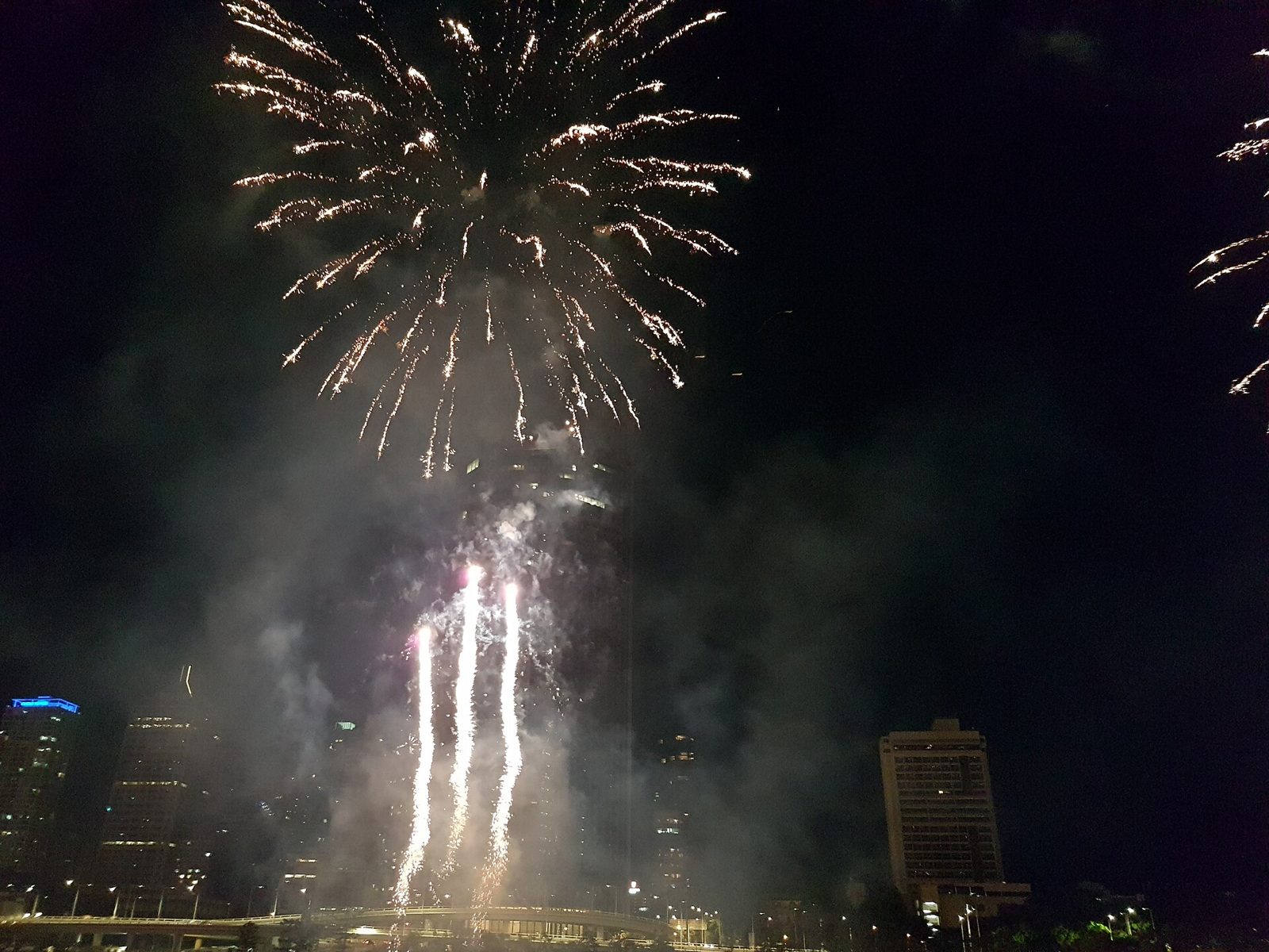 Fogos de artifício no céu da cidade à noite