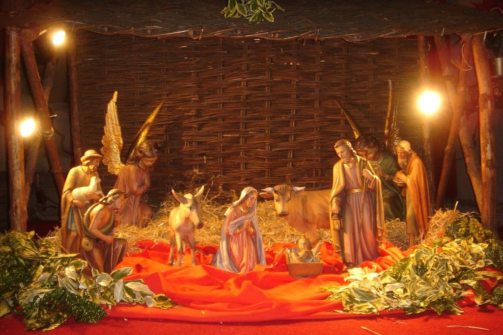 Presépio iluminado com Maria, José e o Menino Jesus