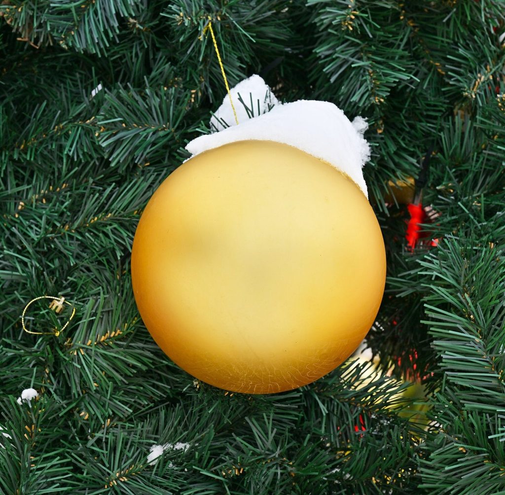 Bola dourada pendurada na árvore de Natal
