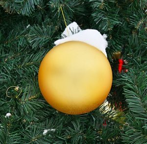 Bola dourada pendurada na árvore de Natal