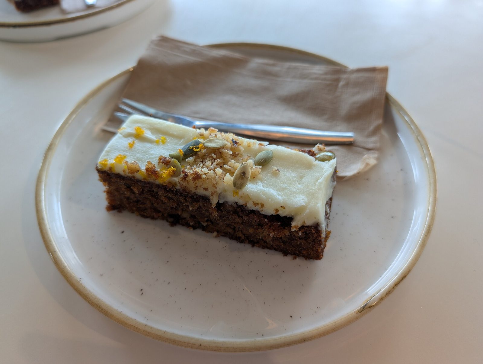 Bolo de cenoura com manteiga