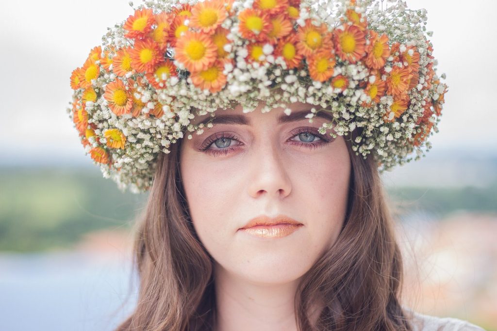 Coroa de flores coloridas sobre o cabelo