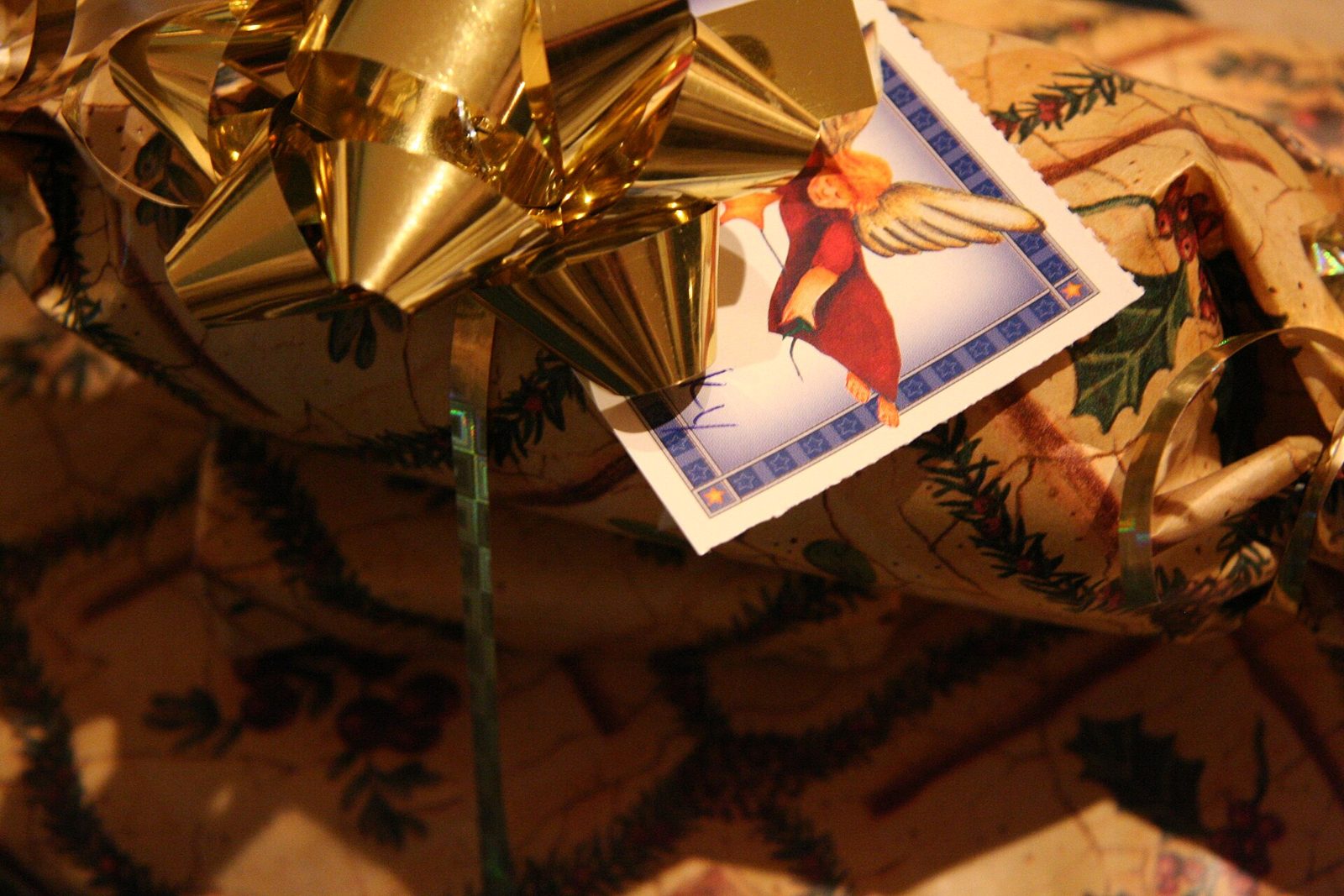 Presente embrulhado em papel dourado com cartão