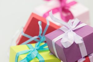Caixas de presente coloridas com laços