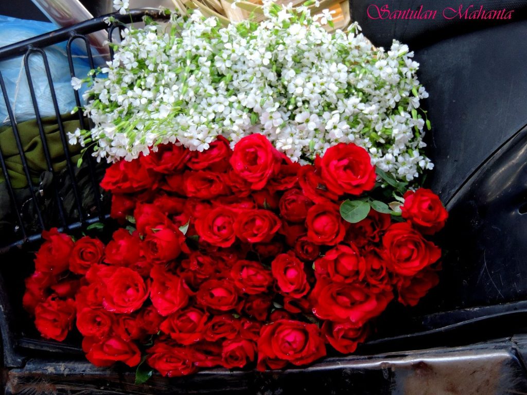 Buquê de rosas vermelhas com flores brancas