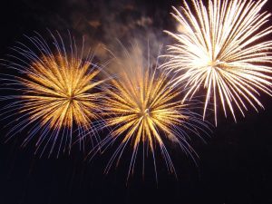 Fogos de artifício dourados no céu à noite