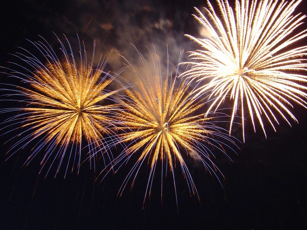Fogos de artifício dourados no céu à noite