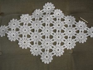 Toalhinha de crochê branca feita de flores unidas