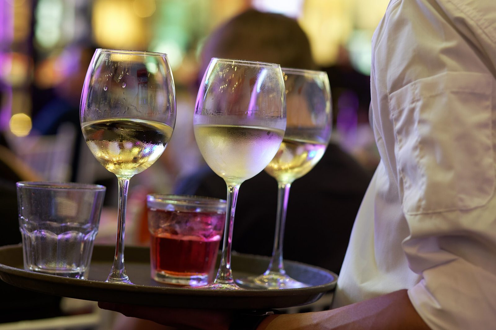 Taças de vinho branco sobre a mesa