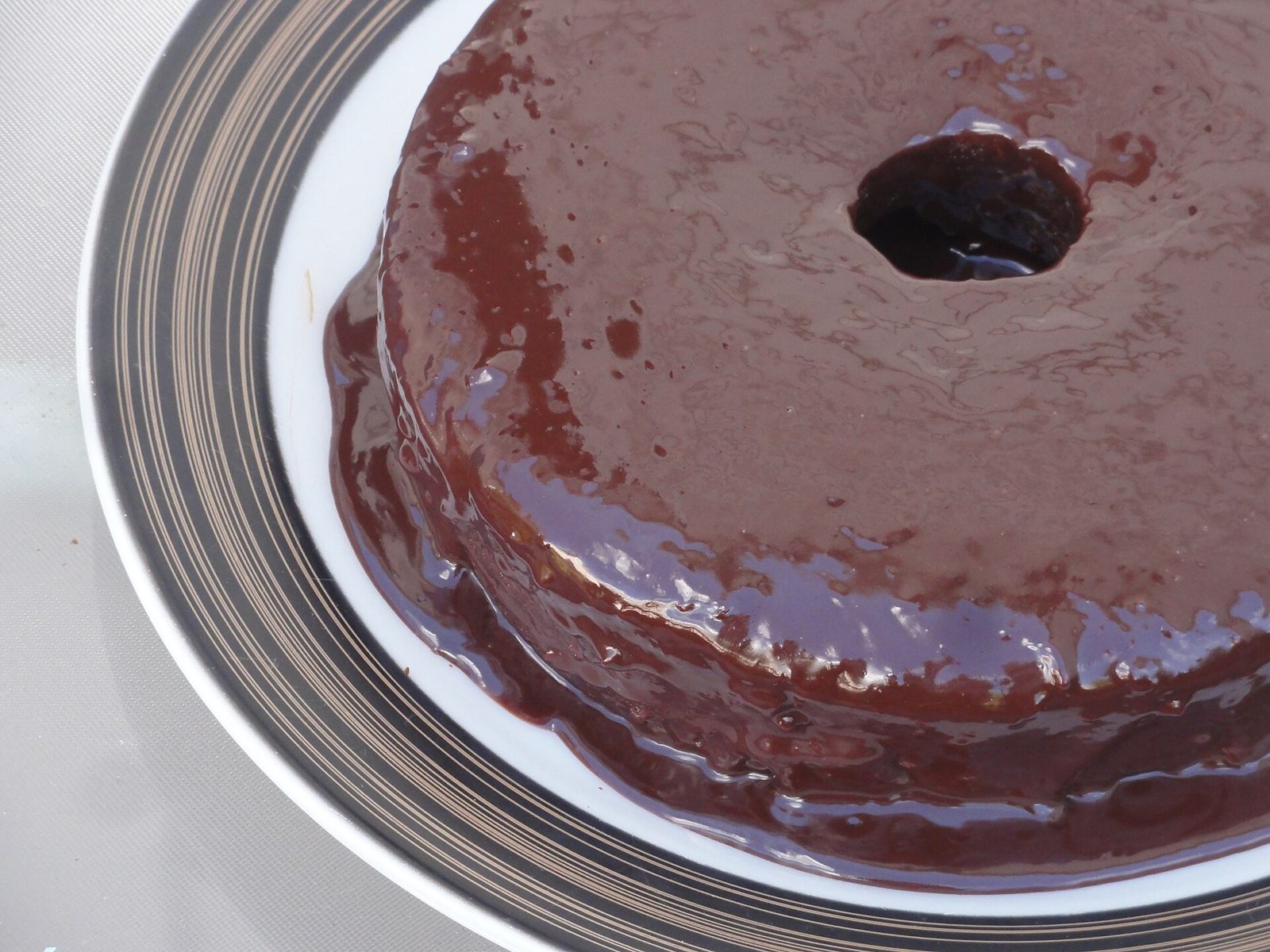 Pode colocar cobertura de chocolate no bolo quente?